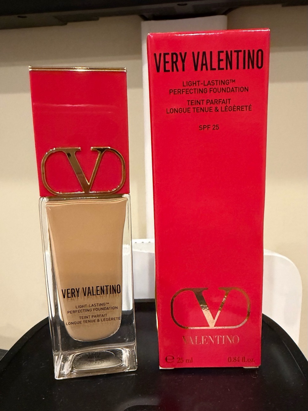 Very Valentino Light-Lasting Perfecting Foundation - Beige & Red Accents